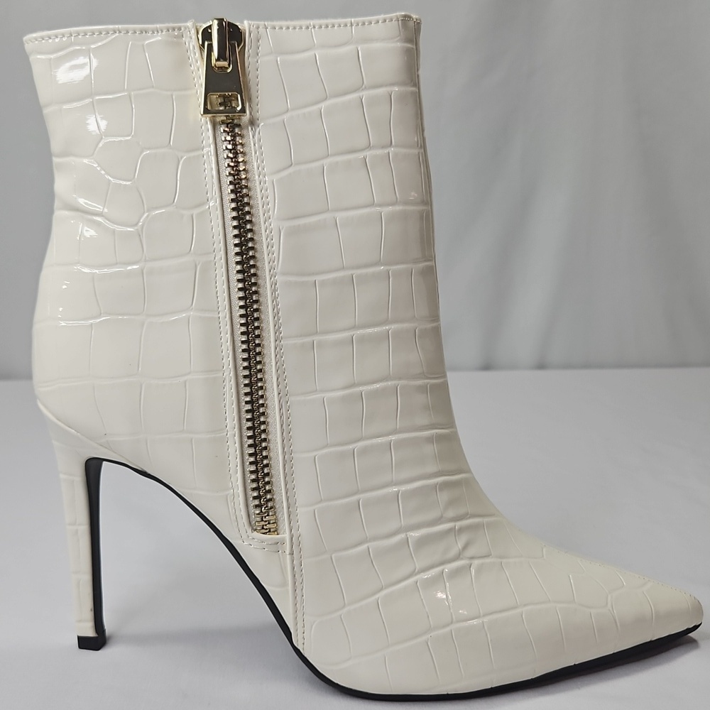 INC International Concepts Sarishaa zip bootie in white crocodile Size 9.5